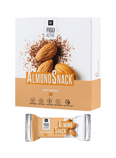 Ein ausgepackter LR FIGUACTIVE Almond Snack Bar, der Mandel-Schoko-Riegel liegt dekorativ neben ganzen Mandeln – ein praktischer Mahlzeitenersatz für unterwegs.