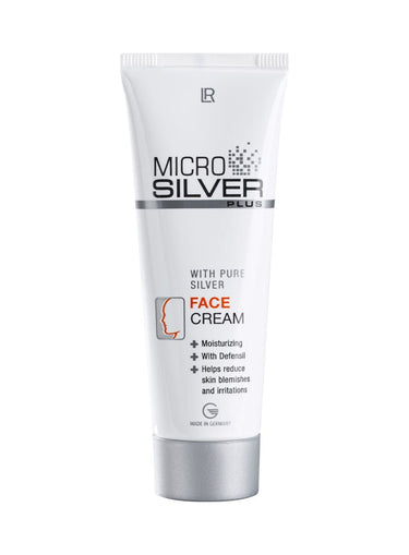 LR MICROSILVER PLUS Face Cream Tube neben frischen Inhaltsstoffen auf einem minimalistischen Hintergrund, fokussiert auf antibakterielle Gesichtspflege.
