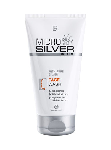 LR MICROSILVER PLUS Face Wash in der weißen Tube, präsentiert in einem modernen Badezimmer-Setting neben klarem Wasser – fokussiert auf Reinheit und Silber-Schutz.