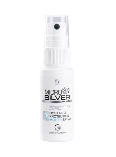 Das kompakte LR MICROSILVER PLUS Mundspray in der Sprühflasche, präsentiert neben frischen Minzblättern für ein Gefühl von Reinheit und Schutz.